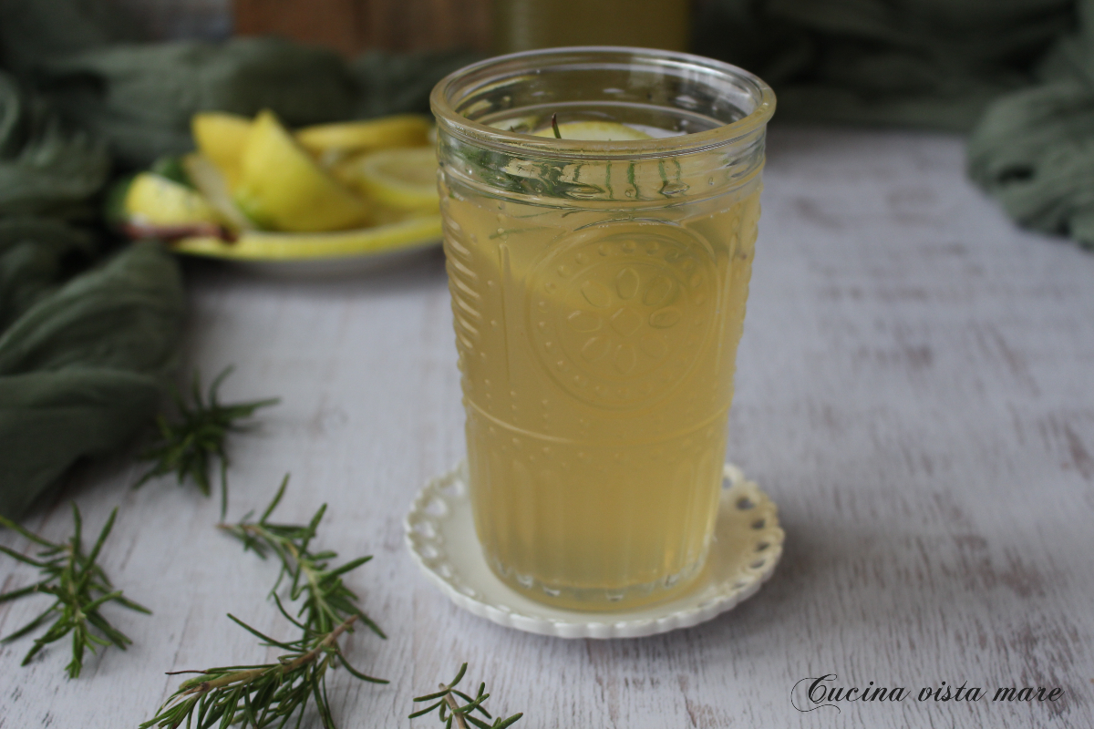Mocktail mela limone e rosmarino Cucina vista mare
