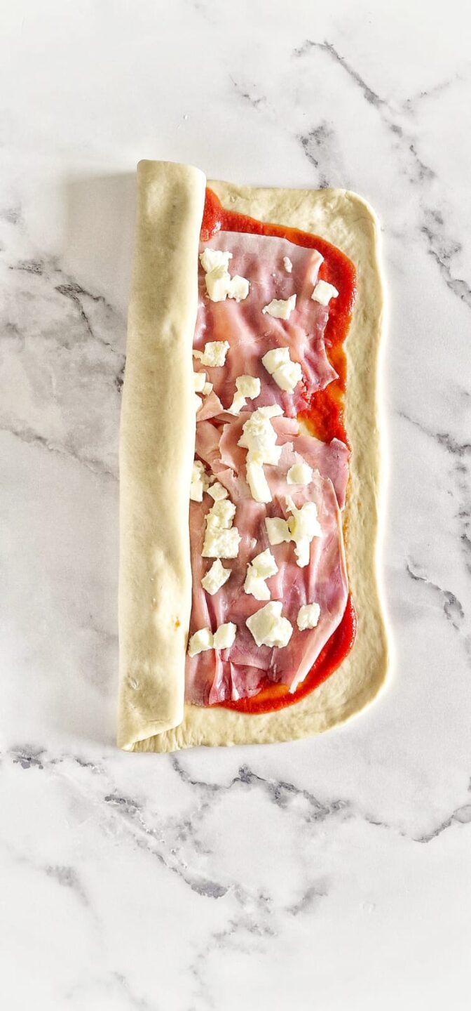Torta di rose salata con pomodoro, prosciutto e mozzarella