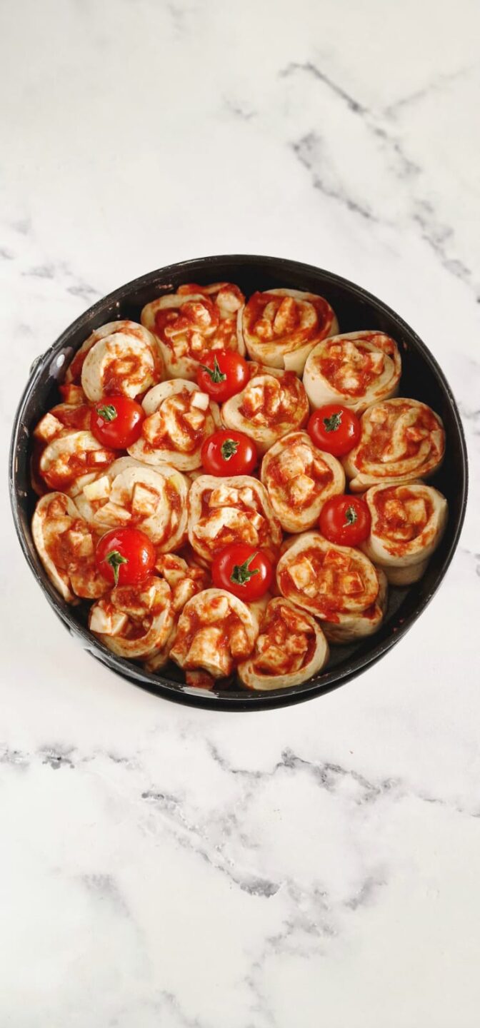 Torta di rose salata con pomodoro, prosciutto e mozzarella