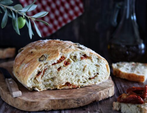 Pane alle olive e pomodori secchi (senza impastare)