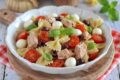 Insalata di pasta con tonno, pomodorini, mozzarelline e olive