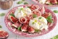 Burrata con fichi freschi e rose di prosciutto crudo: l'antipasto estivo che conquista al primo sguardo