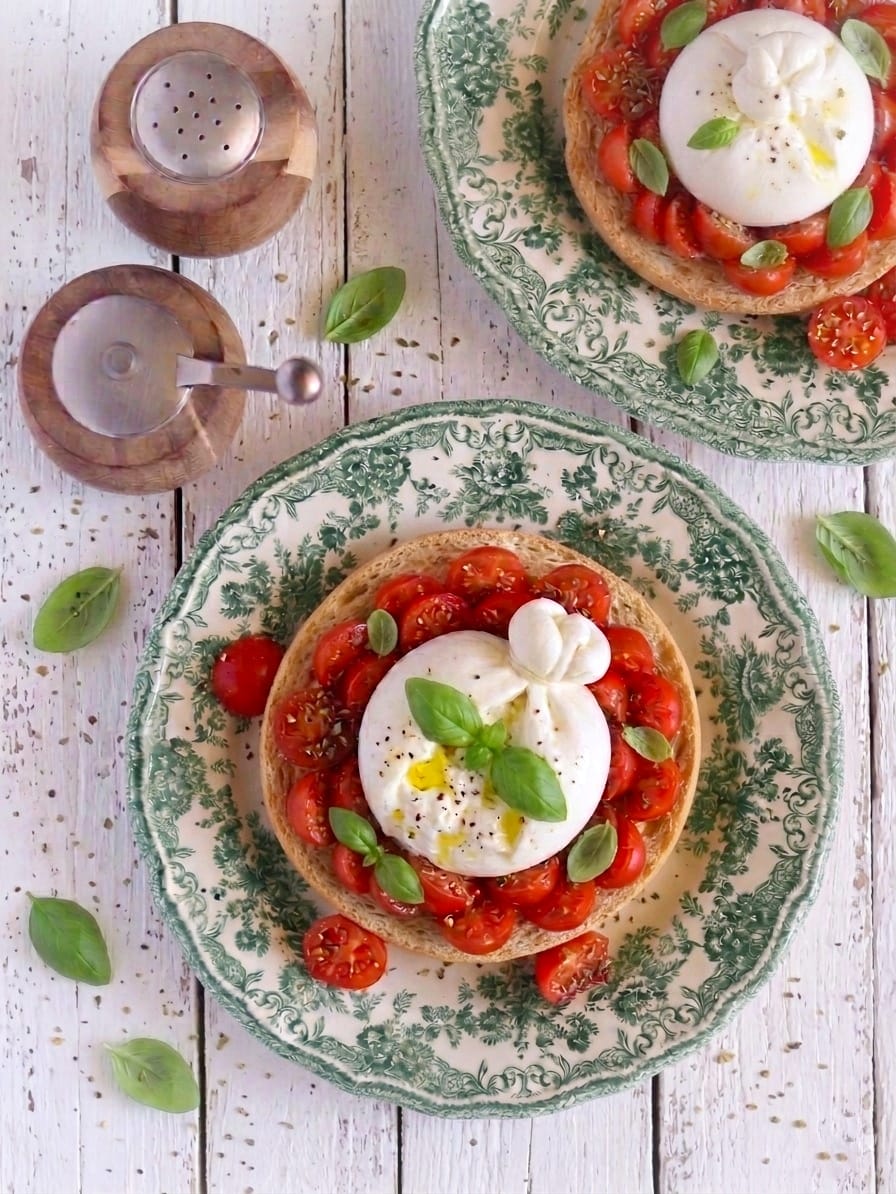 Fresella con pomodorini e burrata