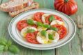 Insalata caprese con pomodoro e mozzarella di bufala
