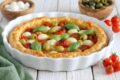 Pizza di pasta sfoglia con pomodorini, mozzarella e olive