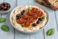 Ricotta montata con pomodorini confit e olive nere: l'antipasto cremoso che conquista al primo assaggio