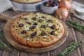 Focaccia con cipolle e olive: semplice, soffice e irresistibile