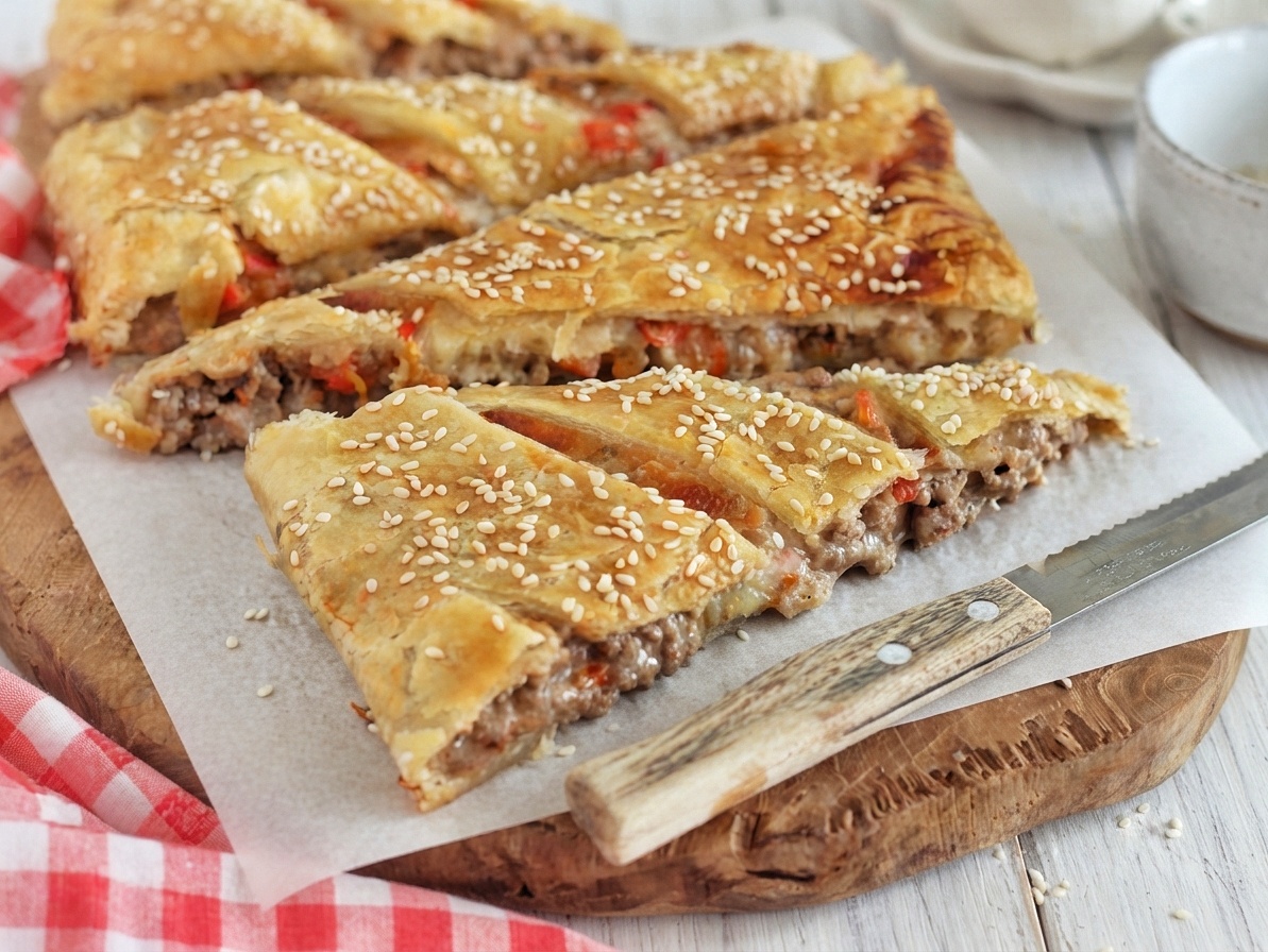 Torta rustica di pasta sfoglia ripiena di carne