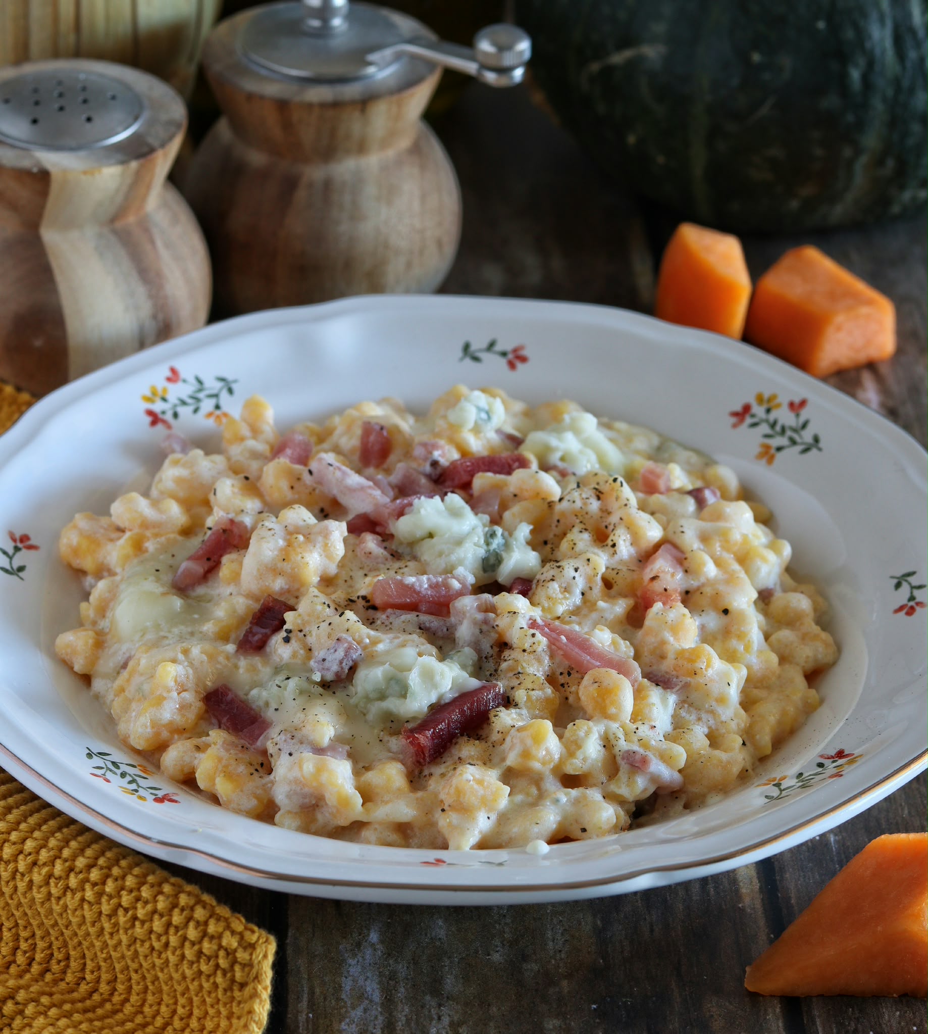 Spatzle alla zucca con speck e gorgonzola