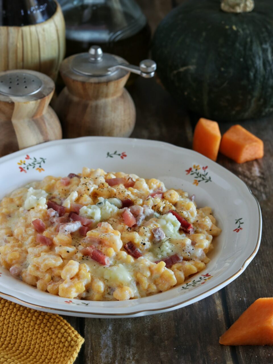 Spatzle alla zucca con speck e gorgonzola