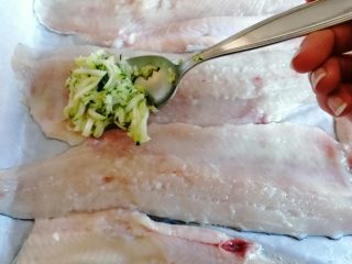 Trota salmonata con zucchine e nocciole croccanti