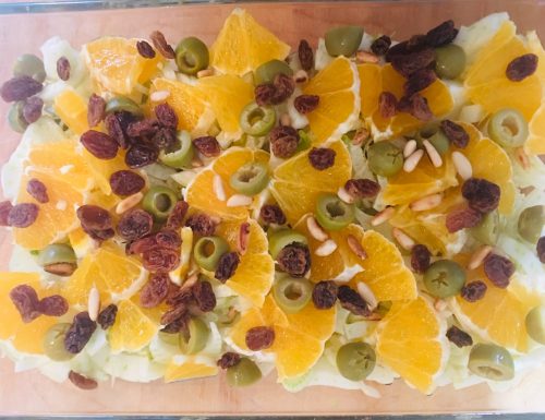 Insalata finocchio, pinoli, arancia, olive e uva passa