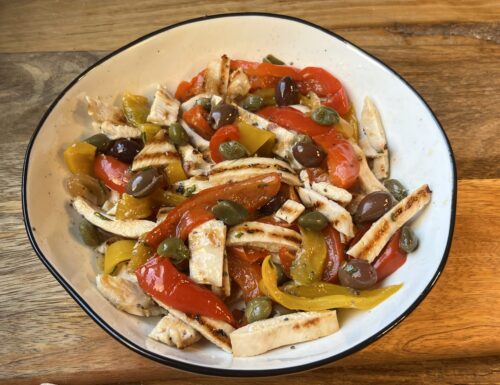 Insalata di petto di pollo, peperoni, olive taggiasche e capperi