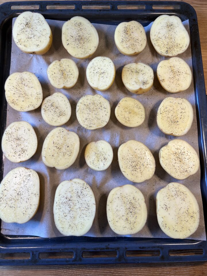 Patate in forno a metà con la buccia