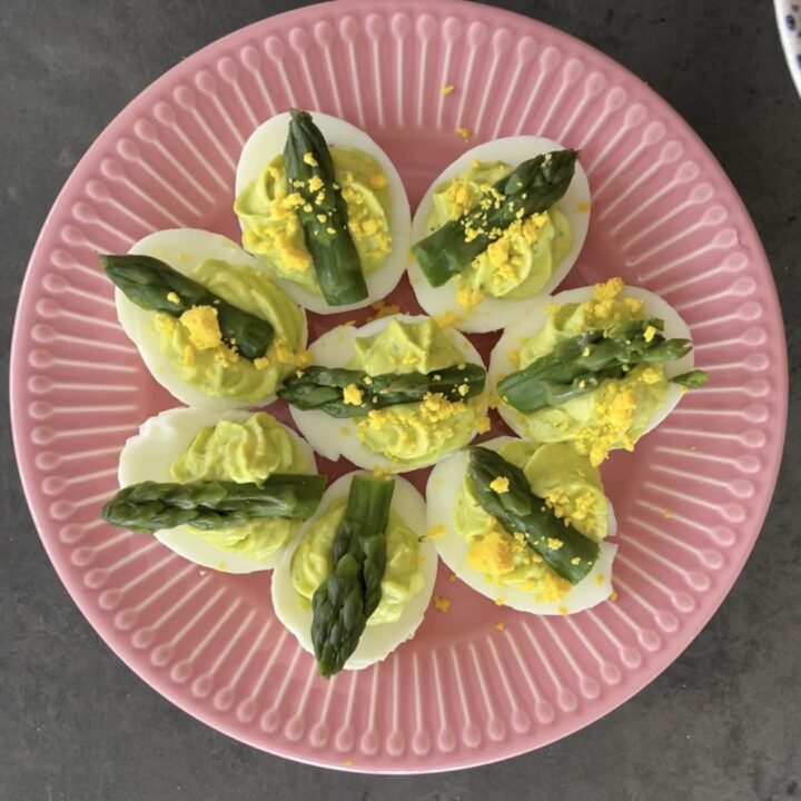 Uova ripiene di crema di asparagi