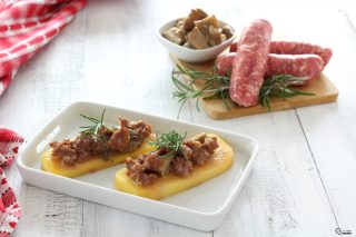 Crostini di polenta con salsiccia e funghi