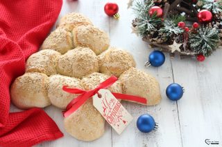 Albero di Natale fatto con palline di pane