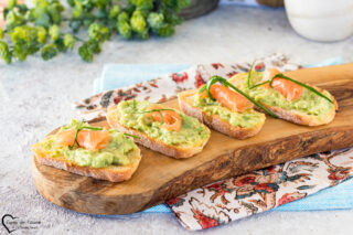 Crostini con salmone e avocado