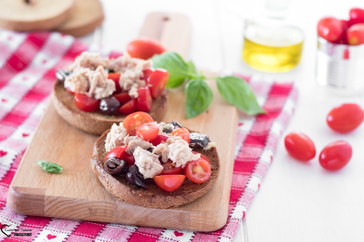 Friselle pugliesi con tonno e olive