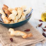 Grissini di pasta sfoglia e olio piccante
