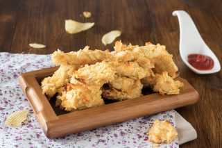 Bocconcini di pollo impanati con patatine