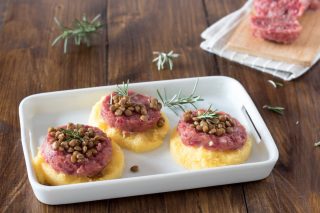 Crostini di polenta con cotechino e lenticchie