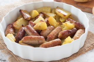 Salsicce e patate al forno