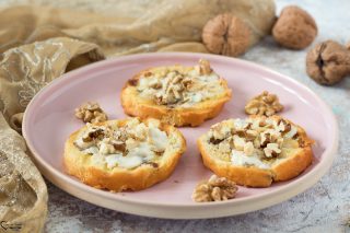 Crostini di panettone con gorgonzola e noci