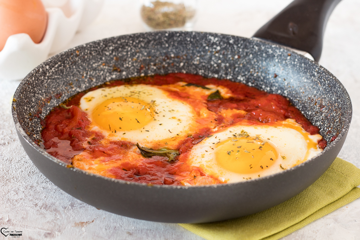 UOVA ALLA PIZZAIOLA ricetta uova con pomodoro e origano facili veloci