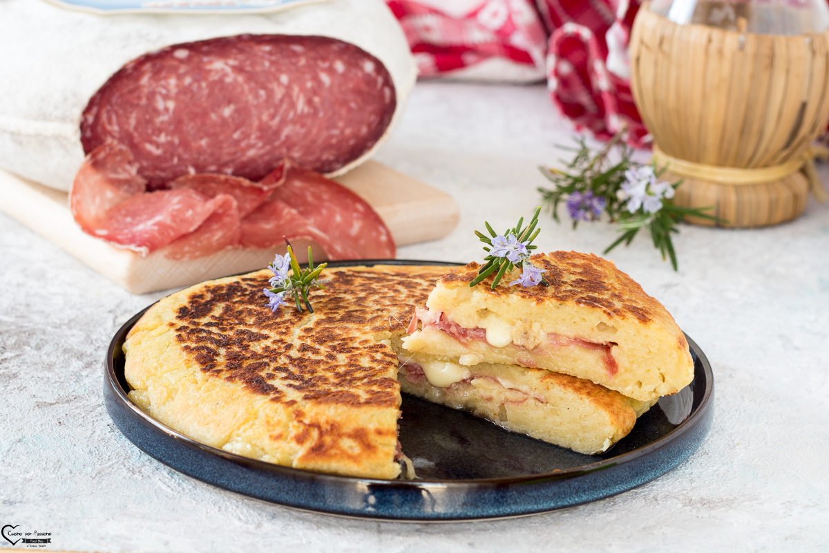 TORTA DI PATATE IN PADELLA ricetta con salame e provola senza forno