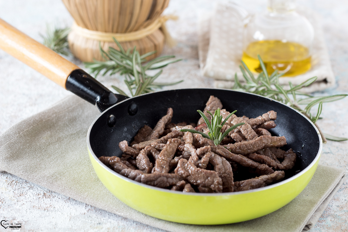 STRACCETTI DI MANZO AL VINO BIANCO ricetta carne di manzo al vino STRACCETTI DI MANZO AL VINO BIANCO ricetta carne di manzo al vino