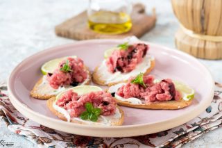 Crostini con tartare di manzo