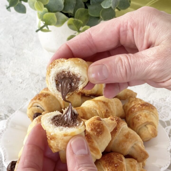 Cornetti di pasta sfoglia con nutella