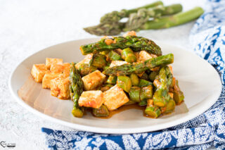 Tofu ricetta con asparagi e spezie