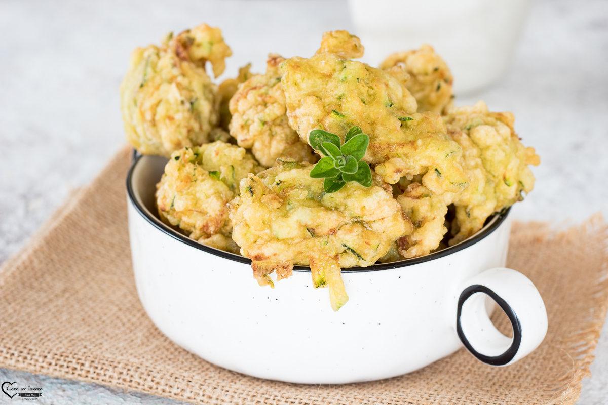 FRITTELLE DI ZUCCHINE ricetta zucchine fritte frittelle senza lievito