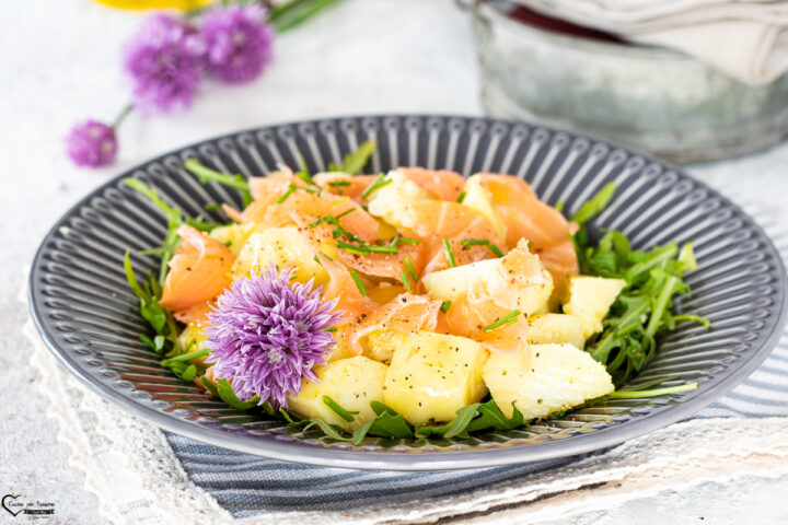 Insalata di patate e salmone