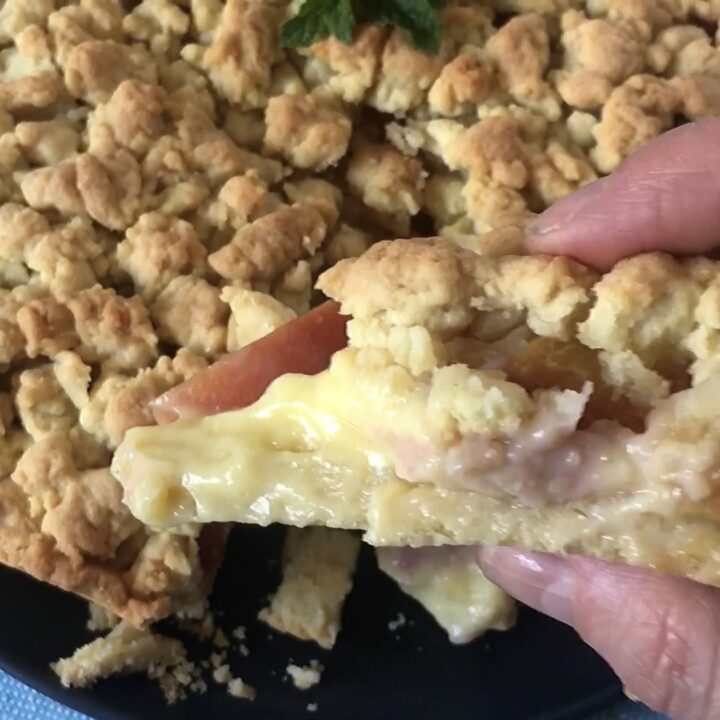Sbriciolata alle pesche e crema pasticcera