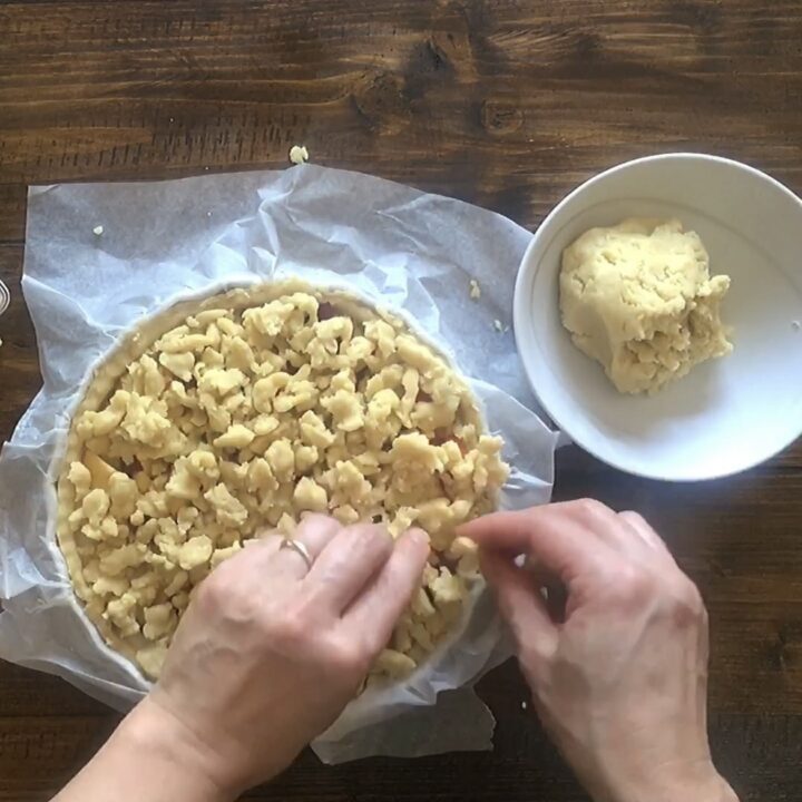 Sbriciolata alle pesche e crema pasticcera