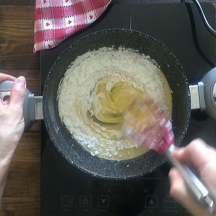 Sbriciolata alle pesche e crema pasticcera