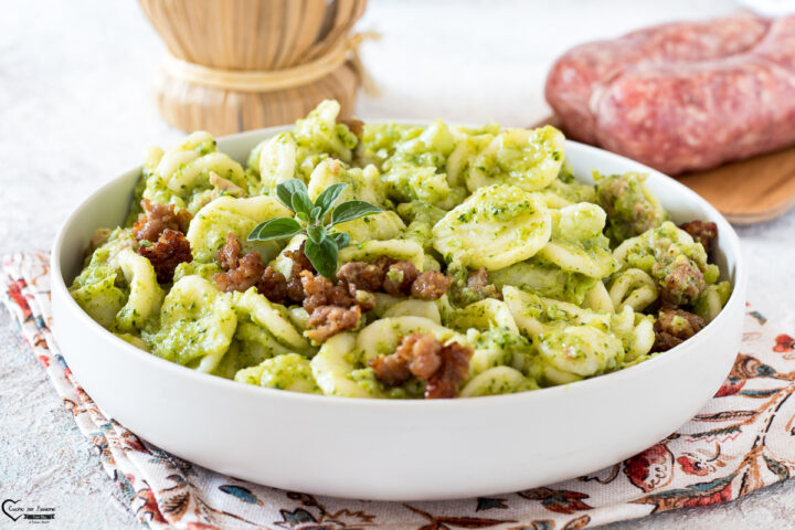 Orecchiette con broccoli e salsiccia