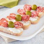 Tartine con salame e olive