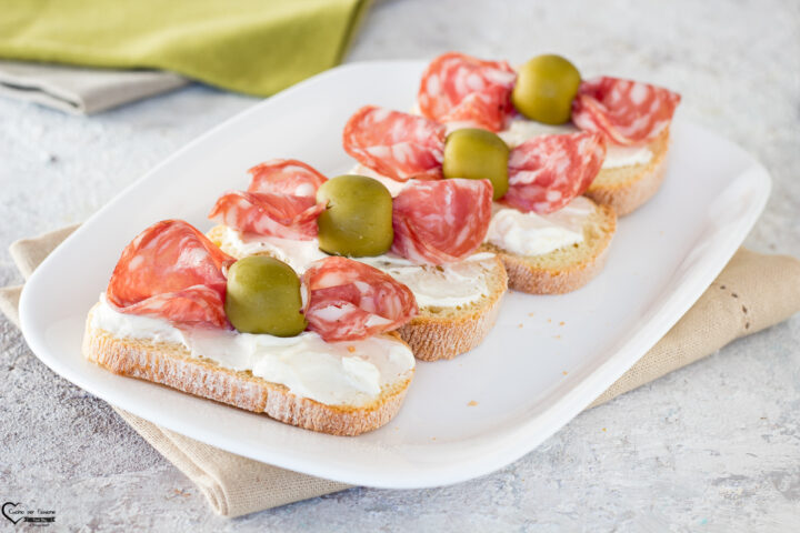 Tartine con salame e olive