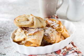 girelle di pasta sfoglia dolci con marmellata