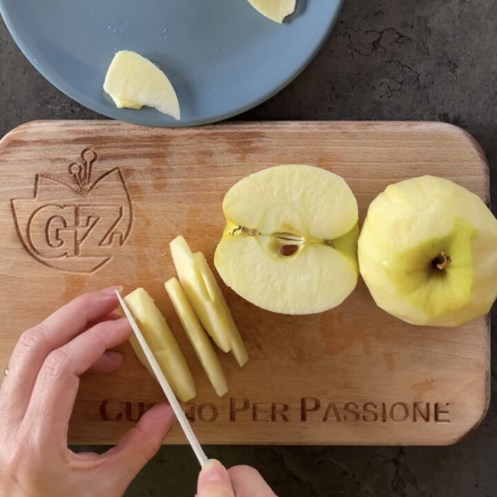 Torta di mele e yogurt soffice e alta