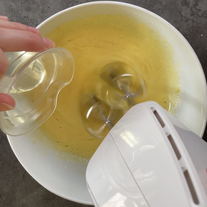 Torta di mele e yogurt soffice e alta