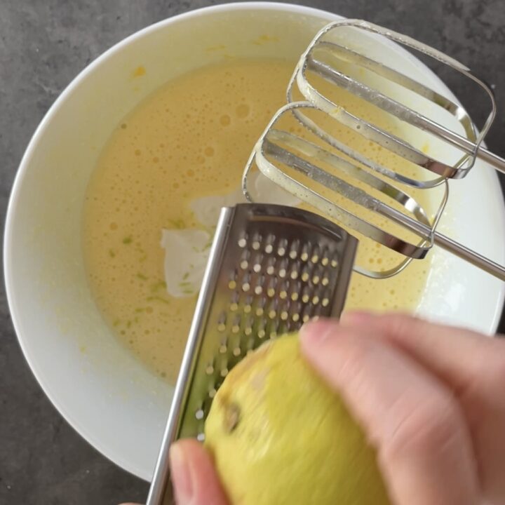 Torta di mele e yogurt soffice e alta