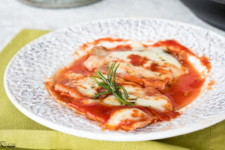 fettine di vitello alla pizzaiola con prosciutto e formaggio