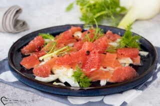 Insalata finocchi e pompelmo con salmone affumicato