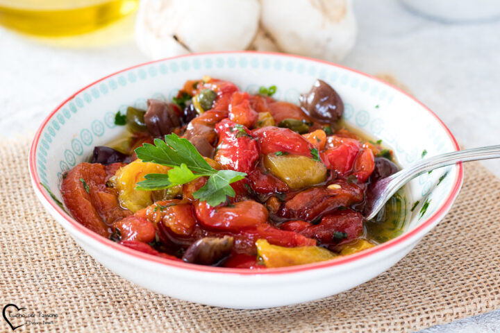 Filetti di peperoni con olive e capperi