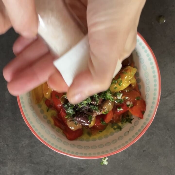 Filetti di peperoni con olive e capperi